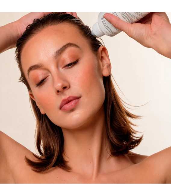 Elimina la grasa del cuero cabelludo con el exfoliante ICON Shift